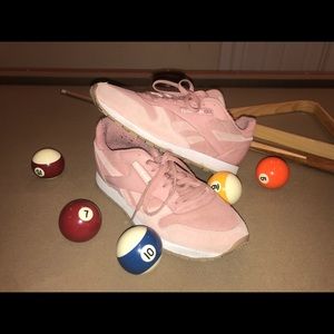 Reebok classic leather ESS sneakers in pink.